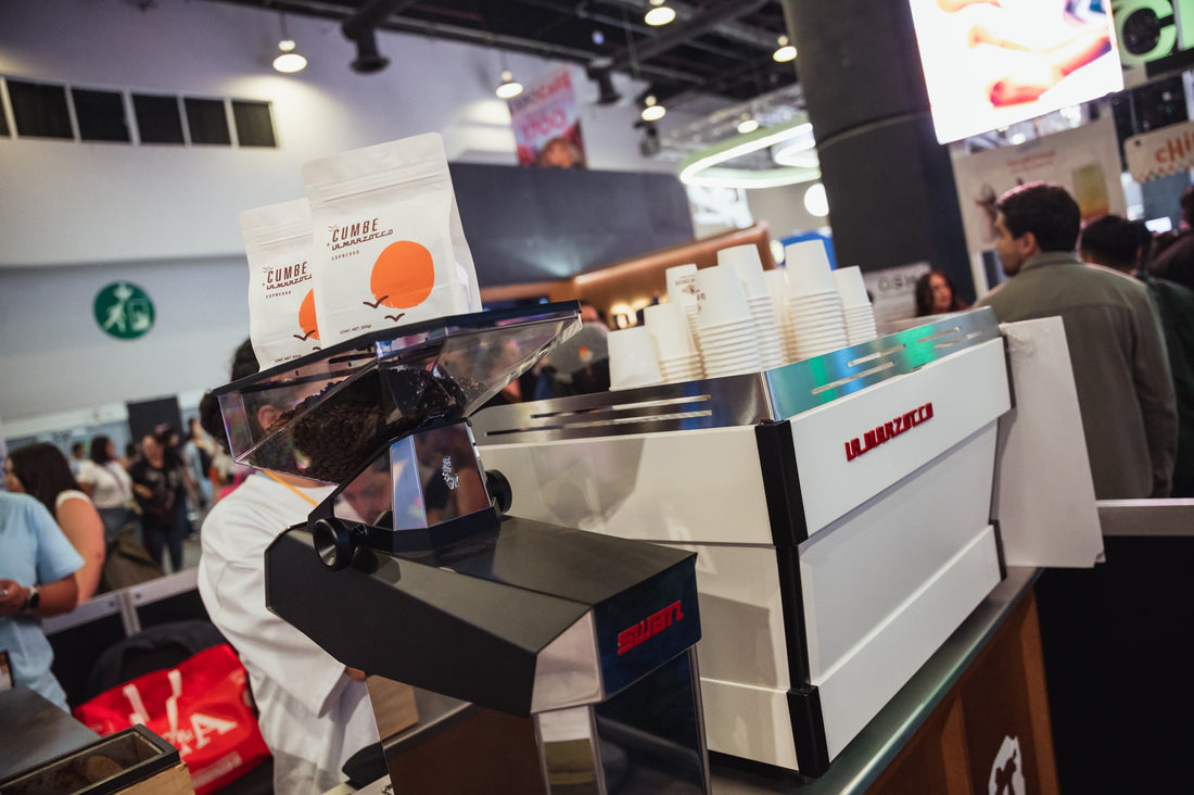CUMBÉBolasDeCafeColaboraciónCaféStandLaMarzocco Expocafé2026